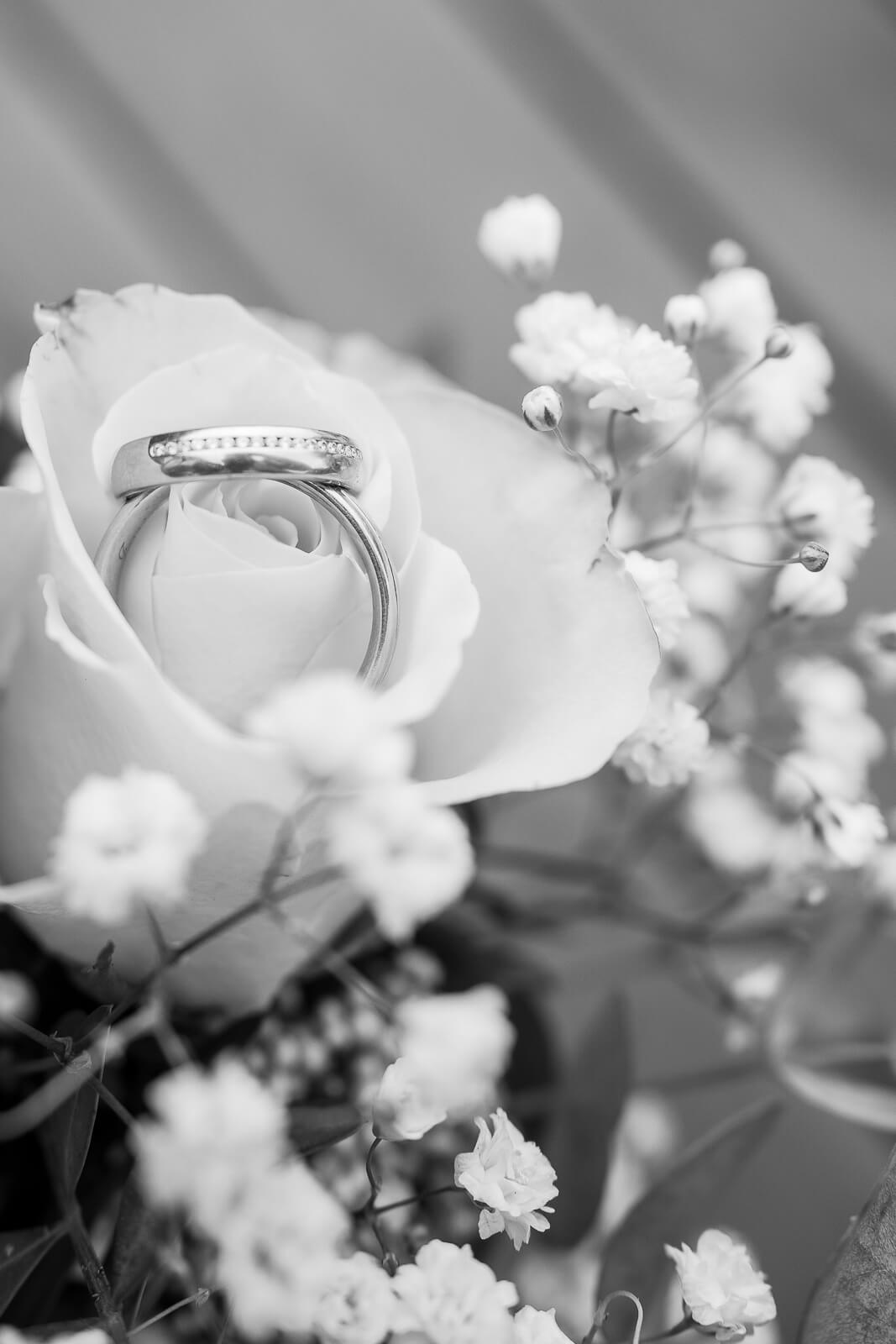 eheringe in blumenstrauss