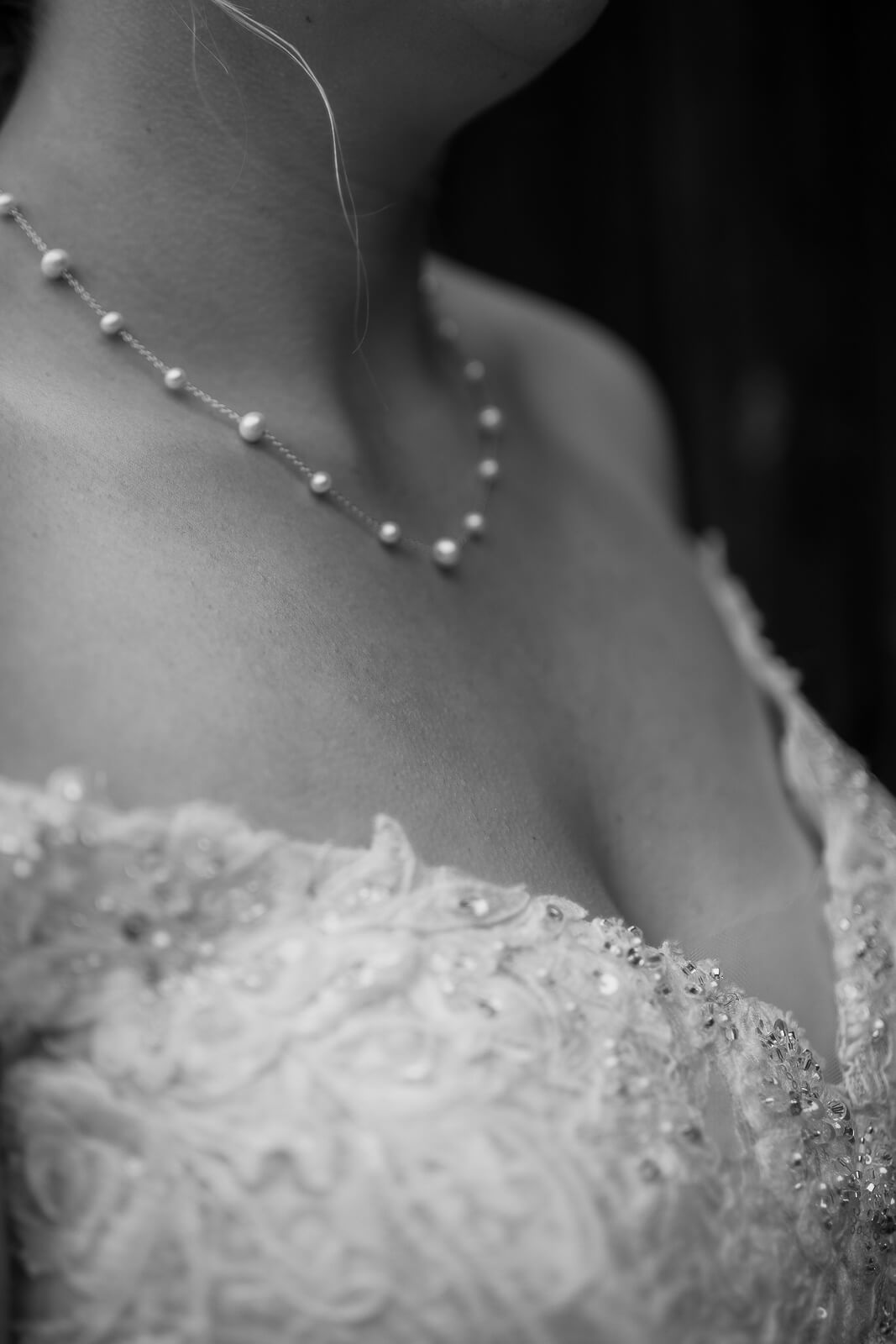 dekoltee einer braut mit perlenkette