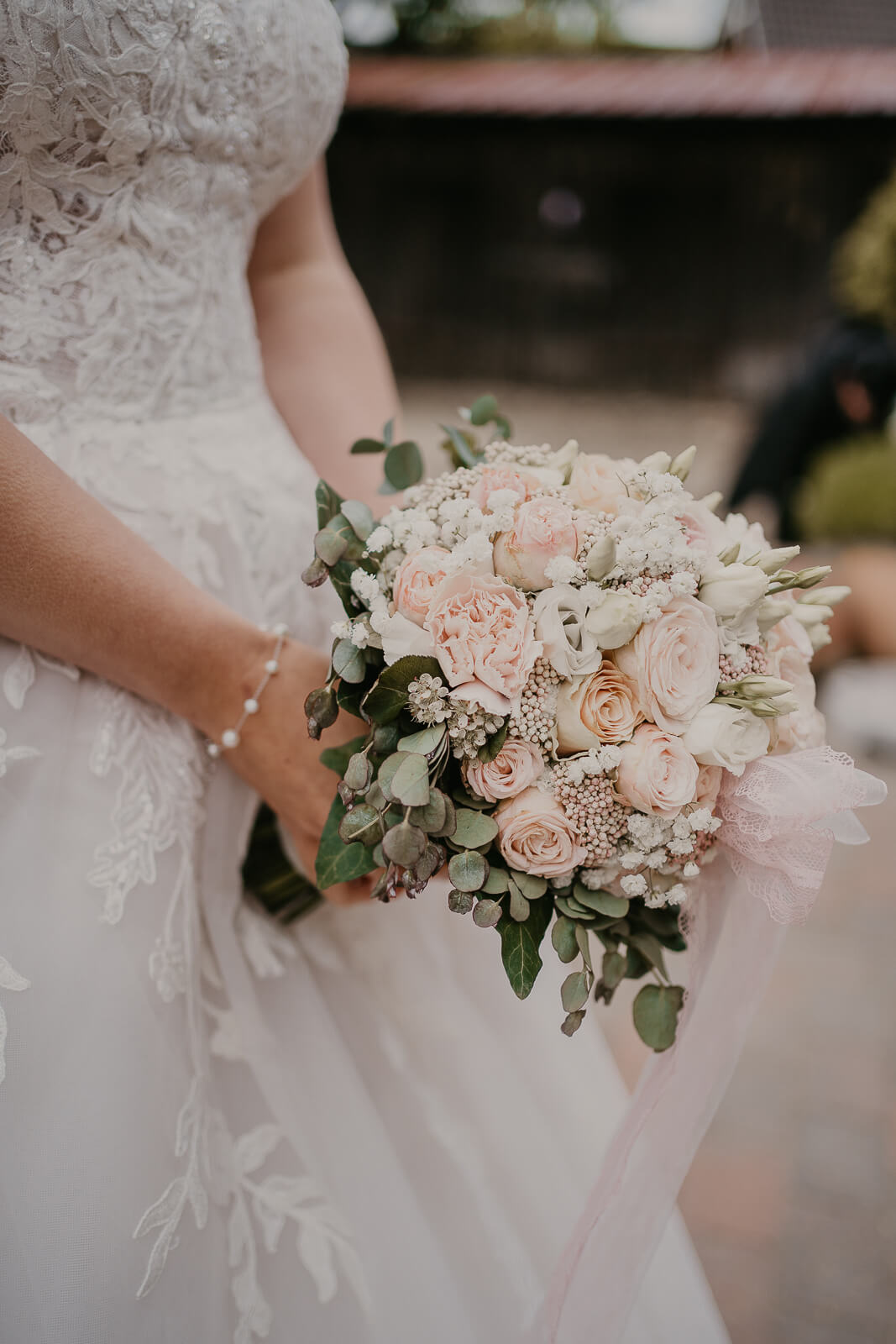 brautstrauß und brautkleid